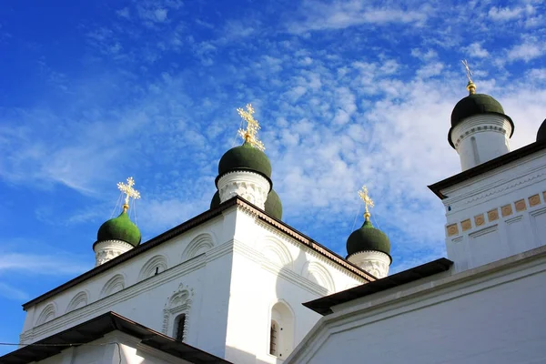 Hıristiyan Ortodoks Kilisesinde Altın Haçlar — Stok fotoğraf