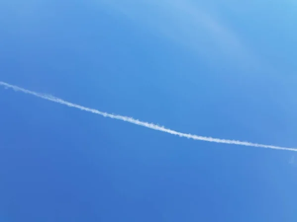 Traînée Blanche Avion Dans Ciel Bleu — Photo