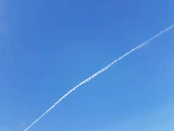 Biały Szlak Lotniczy Błękitnym Niebie — Zdjęcie stockowe