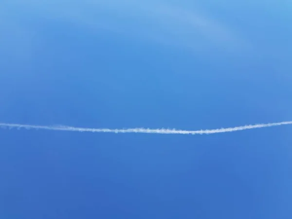 Traînée Blanche Avion Dans Ciel Bleu — Photo