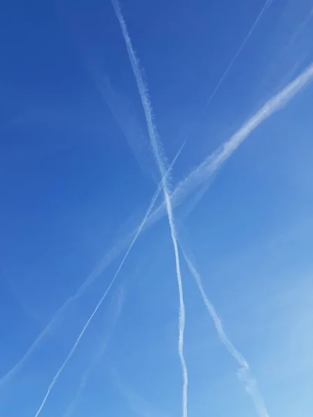 Witte Spoor Van Een Vliegtuig Blauwe Lucht — Stockfoto