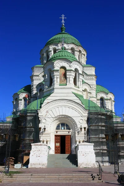 Orthodoxe Kerk Met Groene Koepels — Stockfoto