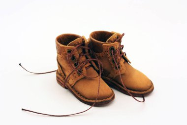 Eski kahverengi deri yürüyüş ayakkabıları