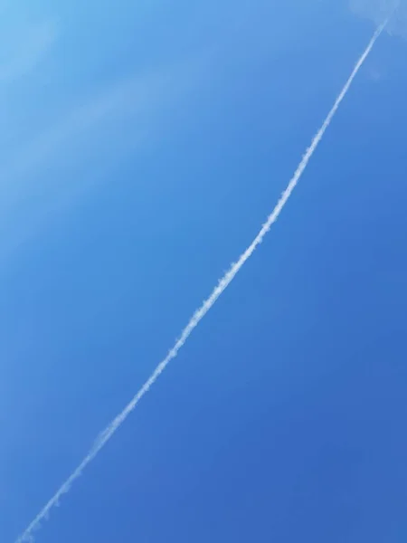 Біла Стежка Літака Блакитному Небі — стокове фото