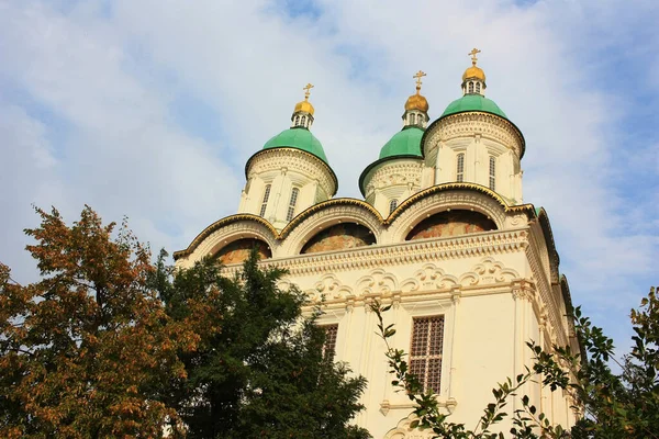 Église Orthodoxe Avec Dômes Verts — Photo
