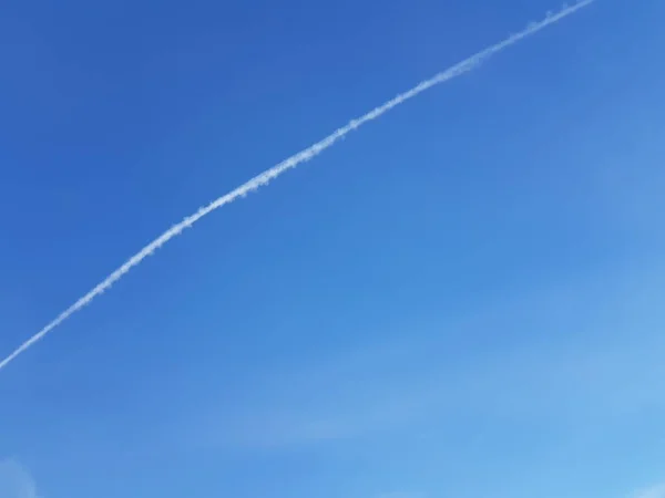 Trilha Avião Branco Céu Azul — Fotografia de Stock