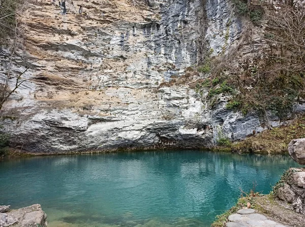 Каменные Скалы Над Зеленой Водой — стоковое фото