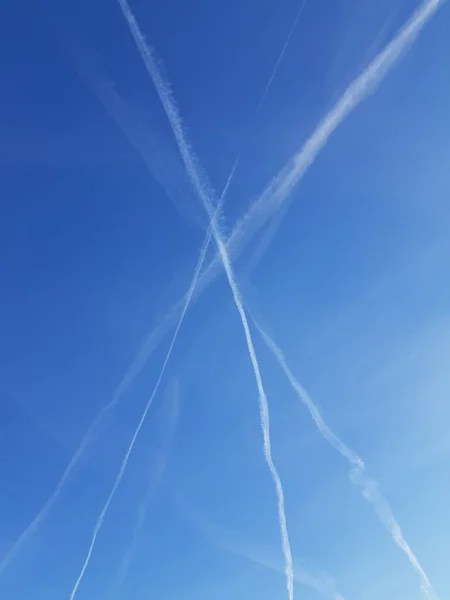Weiße Spur Eines Flugzeugs Blauen Himmel — Stockfoto