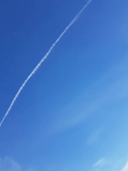 Witte Spoor Van Een Vliegtuig Blauwe Lucht — Stockfoto