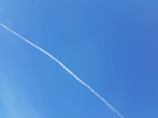 Trilha Avião Branco Céu Azul — Fotografia de Stock
