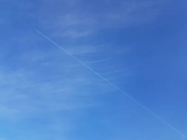 След Белого Самолета Голубом Небе — стоковое фото
