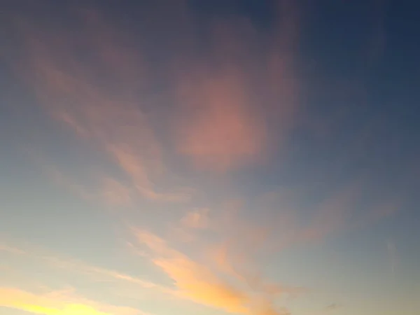 Желтые Облака Вечернем Небе — стоковое фото