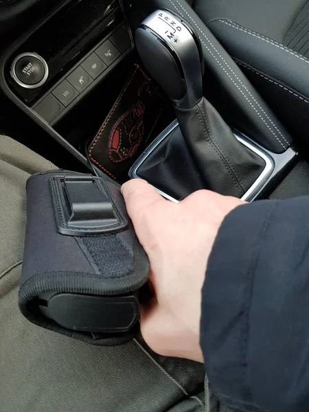 Hombre Sosteniendo Arma Mano — Foto de Stock