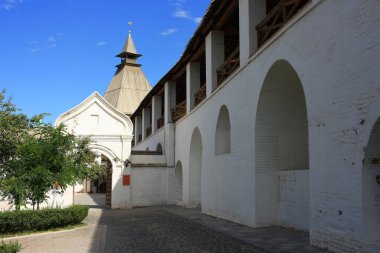 Ortaçağ kalesinin beyaz duvarları ve kuleleri