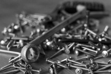 Metal vidalar, tornavida parçaları ve anahtarlar.