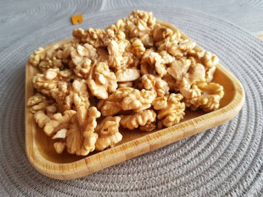 Tahta tabakta sağlıklı cevizler.