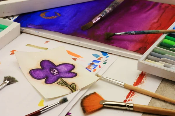 Çocuk Pastel Boya Kalemleriyle Çiziyor — Stok fotoğraf