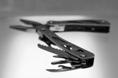 Açık bıçaklı ve aksesuarlı çoklu araç