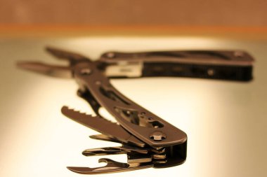 Açık bıçaklı ve aksesuarlı çoklu araç