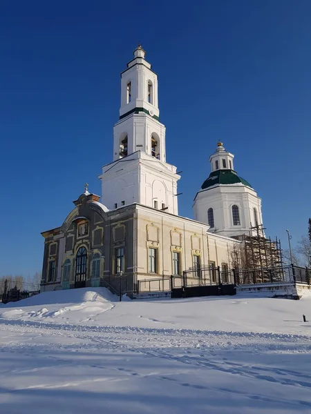 Křesťanský Kostel Zasněženém Poli — Stock fotografie