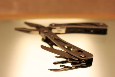 Açık bıçaklı ve aksesuarlı çoklu araç