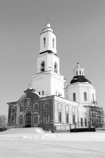 Kristna Kyrkan Ett Snöigt Fält — Stockfoto