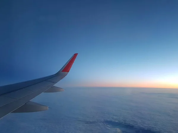 Flugzeugflügel Morgenhimmel — Stockfoto