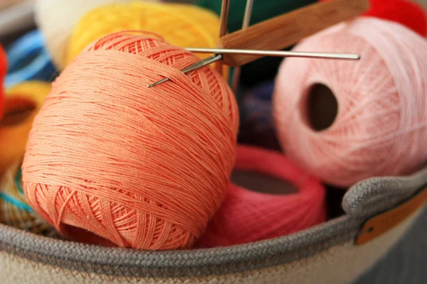 Multi Gekleurde Ballen Van Draad Mand — Stockfoto