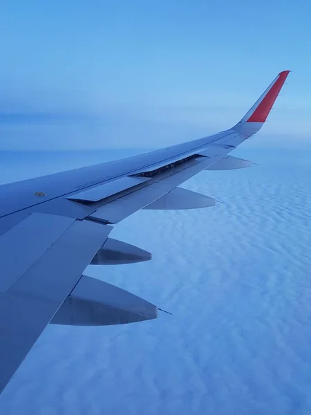 蓝天中的飞机翼 — 图库照片