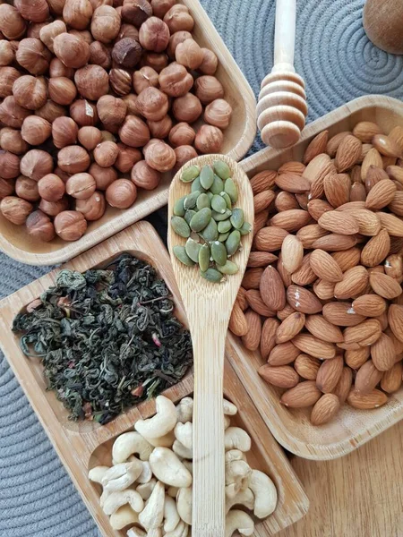 Leafy Green Tea Nuts — Stock Photo, Image