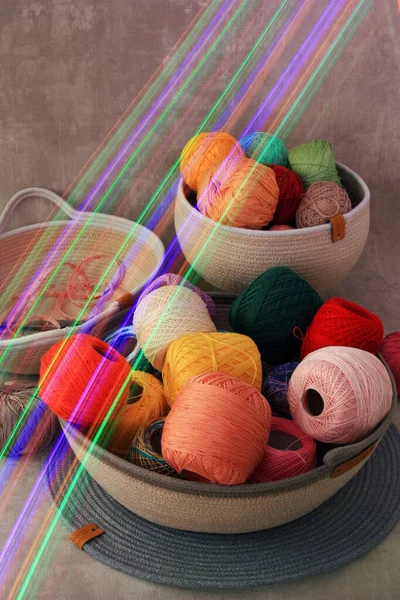 篮子里的多彩的线团 — 图库照片