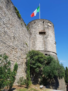 İtalyan bayrağı rüzgarda dalgalanıyor.
