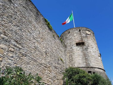 İtalyan bayrağı antik kalenin üzerinde dalgalanır.