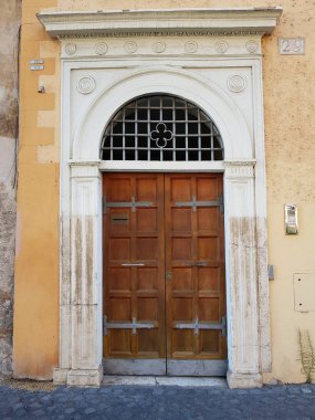 Ortaçağ binasında antik ahşap kapılar