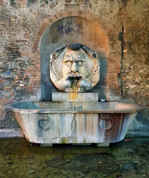 Roma'nın antik taş çeşme