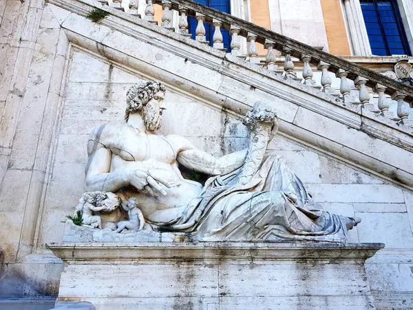 Roma 'daki antik bir binada Neptün' ün rahatlaması