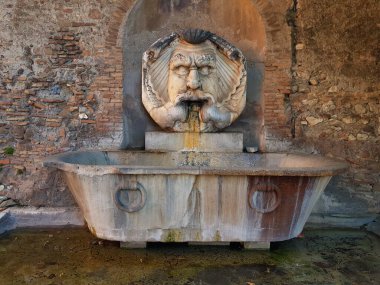 Roma'nın antik taş çeşme