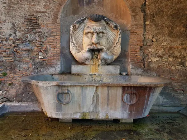 Roma'nın antik taş çeşme