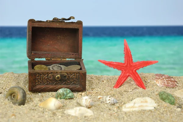 - Estrella de mar roja en la playa con el tesoro — Foto de Stock