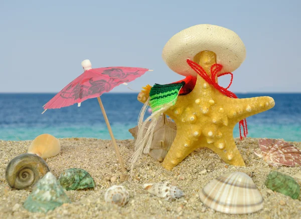 Starfish with sombrero and sun umbrella — Stock Photo, Image