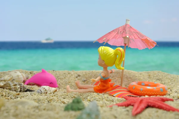 Chica bajo el parasol en la playa — Foto de Stock
