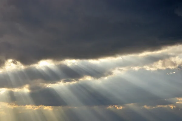 Dramatische Wolken und Sonnenstrahlen - Wolkenbild schießen 5 — Stockfoto