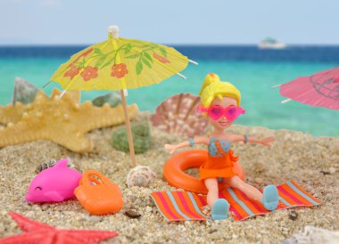 Yaz sevinç - kız plaj keyfi yerinde