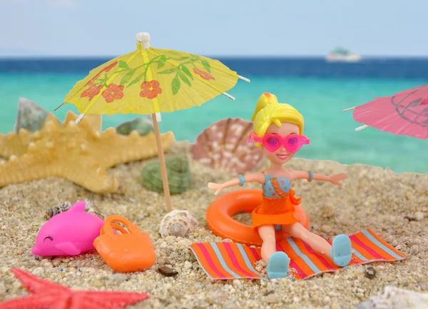 Gioia estiva ragazza che si diverte sulla spiaggia — Foto Stock