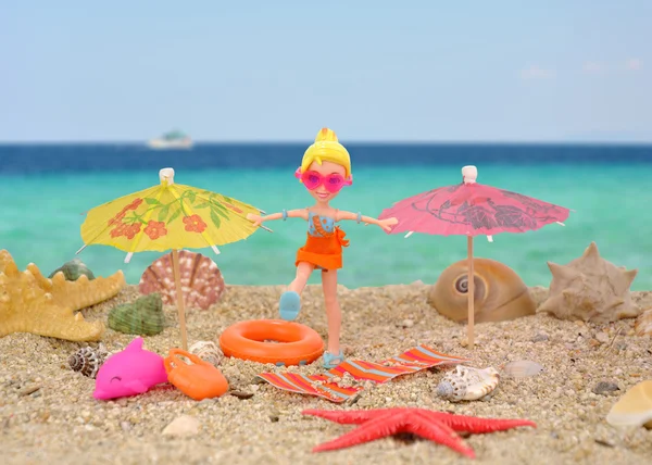 Alegria de verão - menina se divertindo na praia — Fotografia de Stock