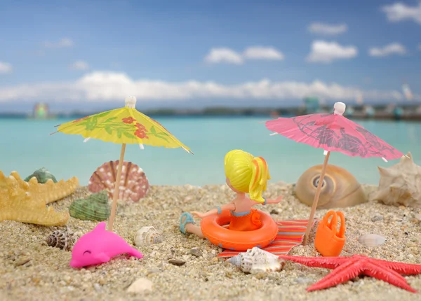 Alegria de verão - menina se divertindo na praia — Fotografia de Stock