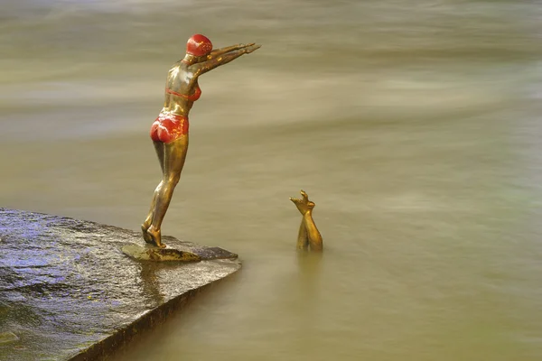 Bronzestatue von Schwimmerin springt in Vardar — Stockfoto