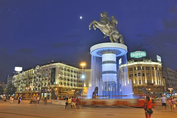 Skopje plac nocą — Zdjęcie stockowe