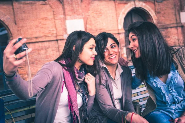 Meninas felizes tirar uma selfie — Fotografia de Stock