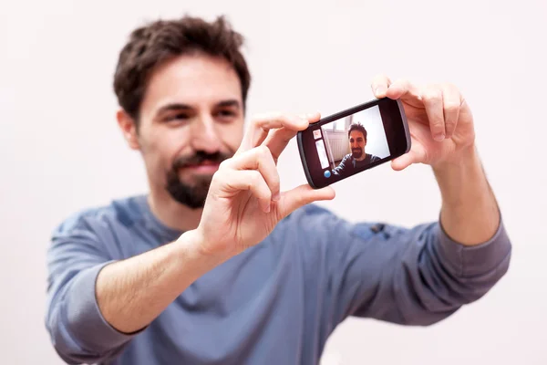 Homme prendre un selfie — Photo